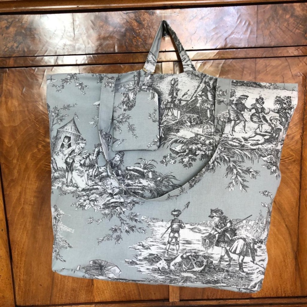 Täschchen und Taschen in unterschiedlichen Größen aus Designerstoffen